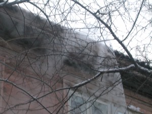 Кипяток лил прямо с крыши одного из домов Кипяток лил прямо с крыши одного из домов