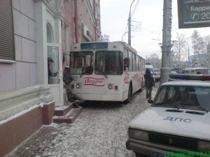 Троллейбус на улице Ленина врезался в стену