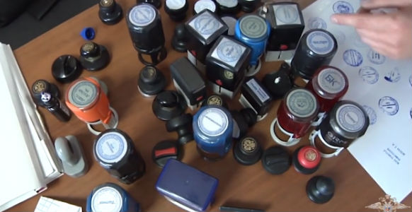 В Иркутске полицейские задержали подозреваемых в махинациях с социальными выплатами