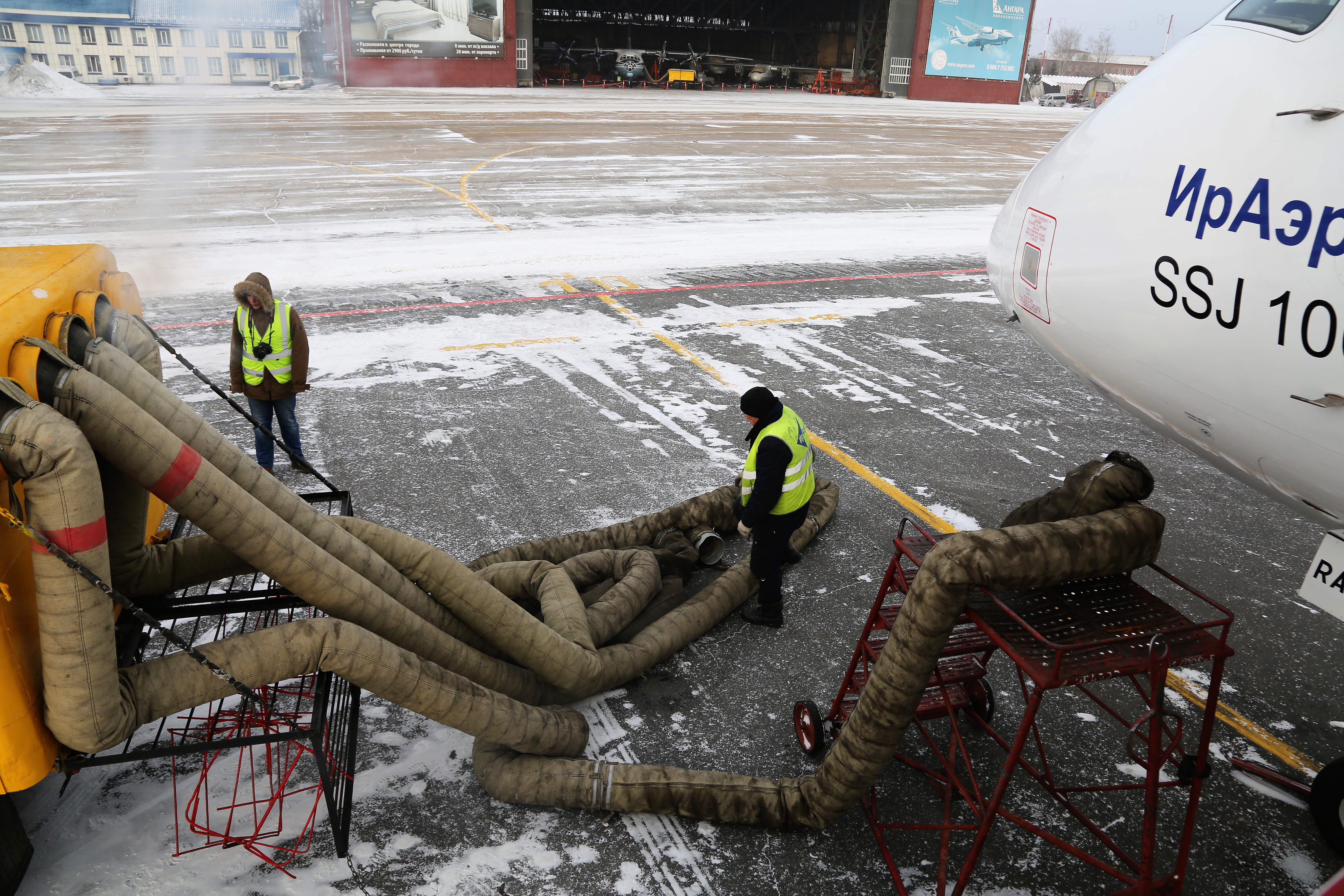 Сильные морозы не помешали работникам аэропорта Иркутска отправлять рейсы в соответствии с расписанием