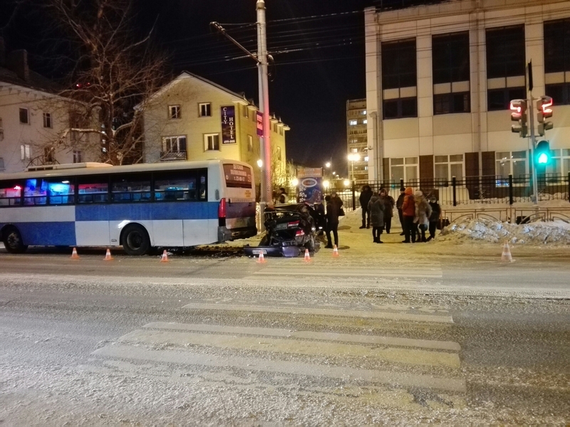 В Иркутске, на улице Советской рядом с остановкой 23 школа легковой автомобиль наехал на двух пешеходов, стоявших на тротуаре