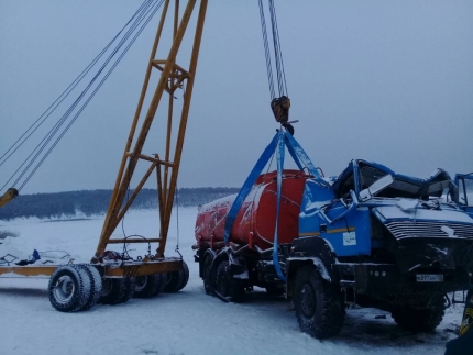 Сегодня спасатели достали из реки Лены провалившийся под лед бензовоз