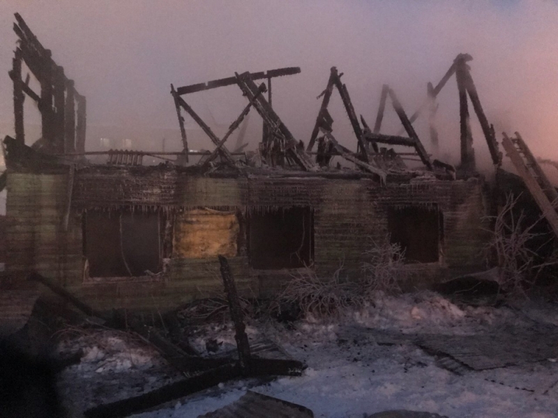 Сегодня утром при ликвидации пожара в центре Иркутска пожарные спасли четырёх человек