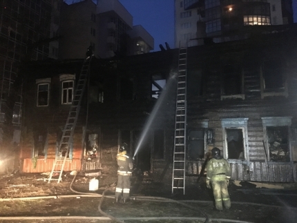 При пожаре в деревянном доме в центре Иркутска погибла женщина