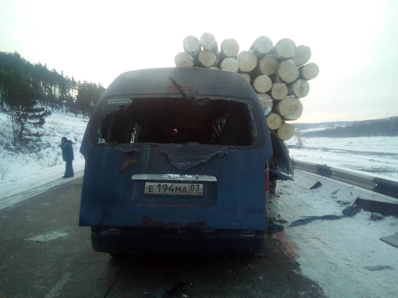 Сегодня в Иркутской области при столкновении маршрутного микроавтобуса и лесовоза погибли четыре человека