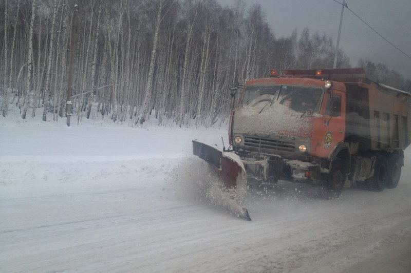 Снегопад в Иркутске: В городе работают 100 снегоуборочных машин