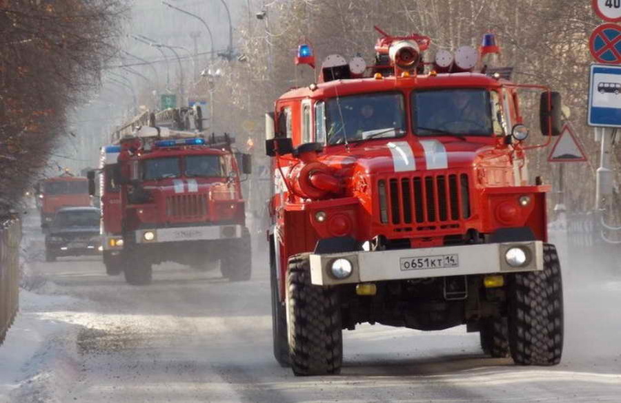 Пожарные потушили загоревшуюся школу в селе Казачинское