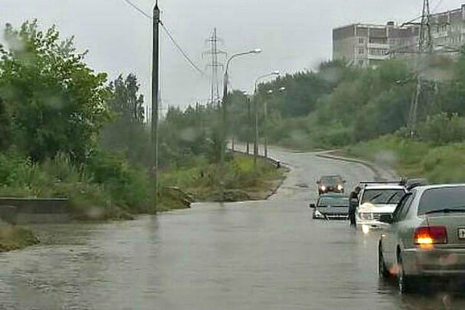 В столице Приангарья откачивают скопившуюся из-за дождей воду