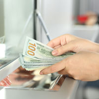 До 9 марта 2023 года банкам запрещено взимать комиссию с физлиц при выдаче валюты