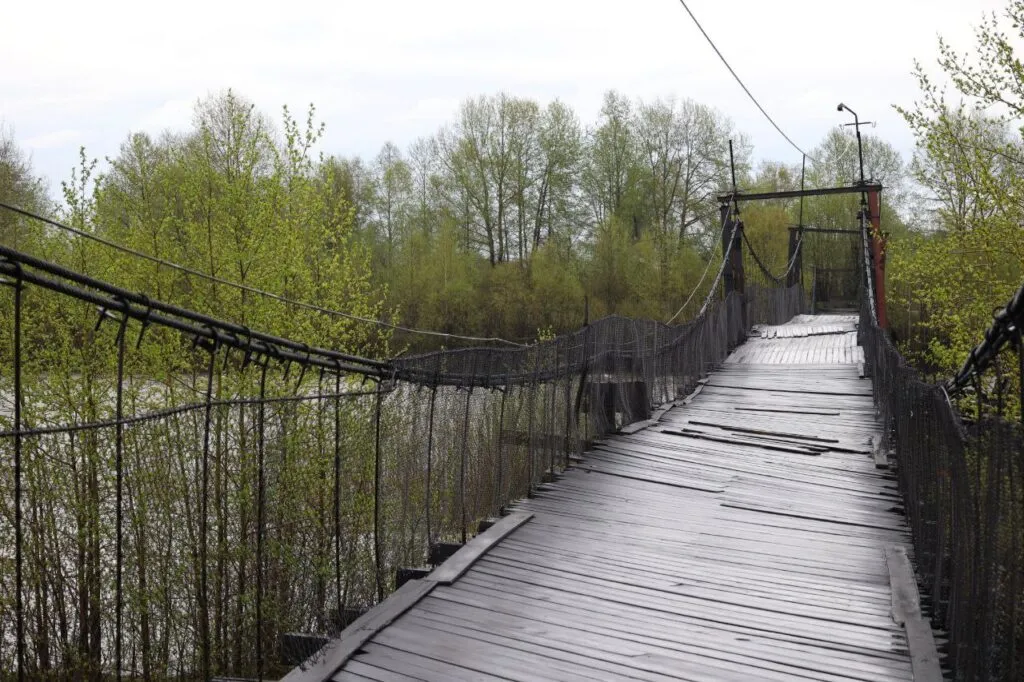 Губернатор посетил площадку строительства пешеходного моста через реку Снежная в Слюдянском районе