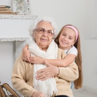 Прабабушкам и прадедушкам повысят доплату к страховой пенсии